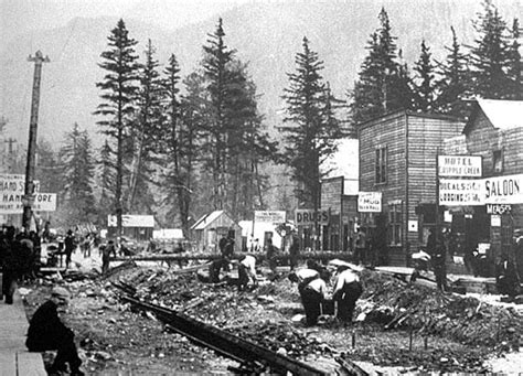  The Gold Rush! Una historia de amor, ambición y risas en el auge del Klondike.